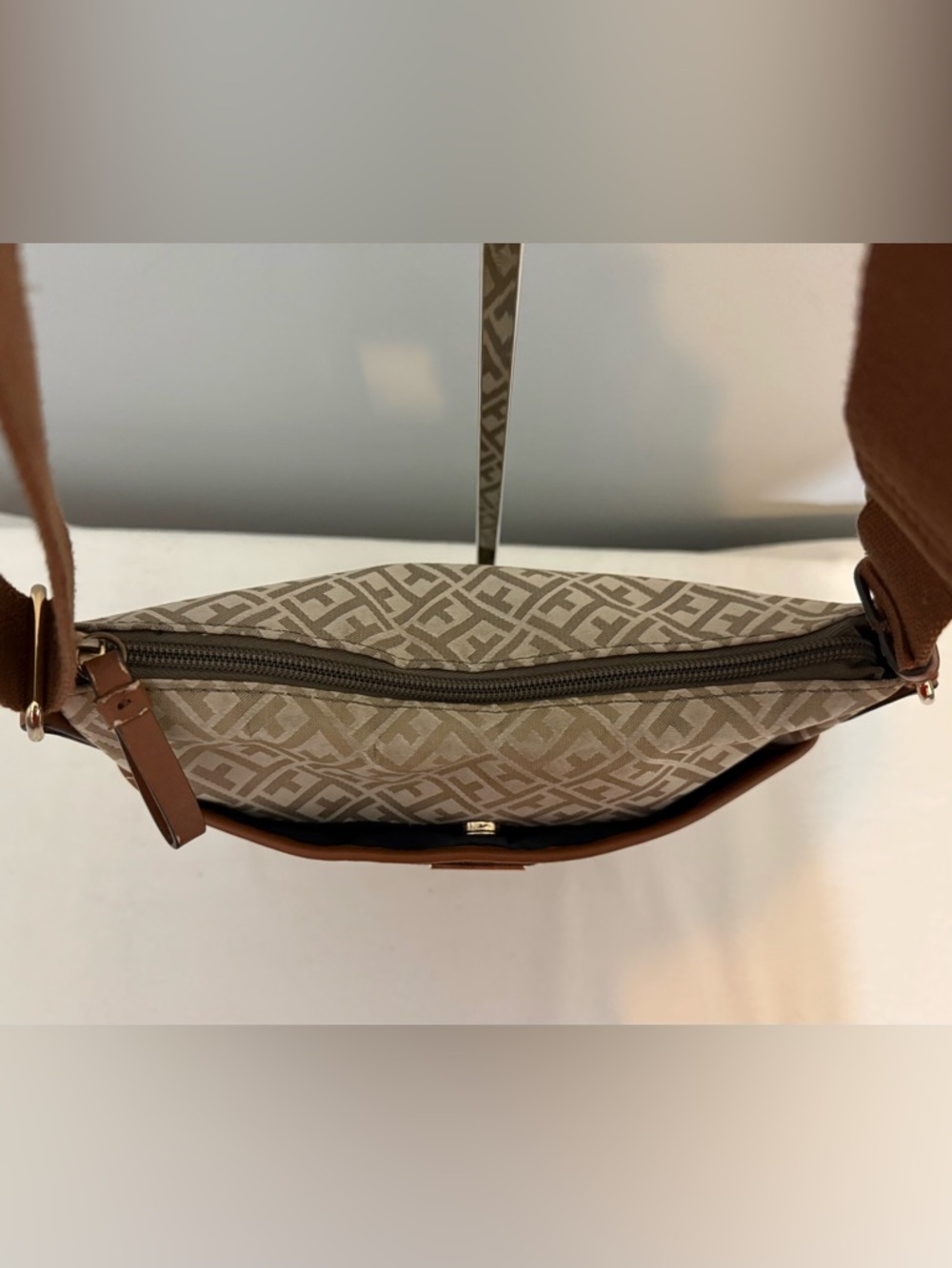 Tommy Hilfiger Crossbody Shoulder Bag Beige Tan Monogram Canvas Brown Strap Y2K - Picture 14 of 16